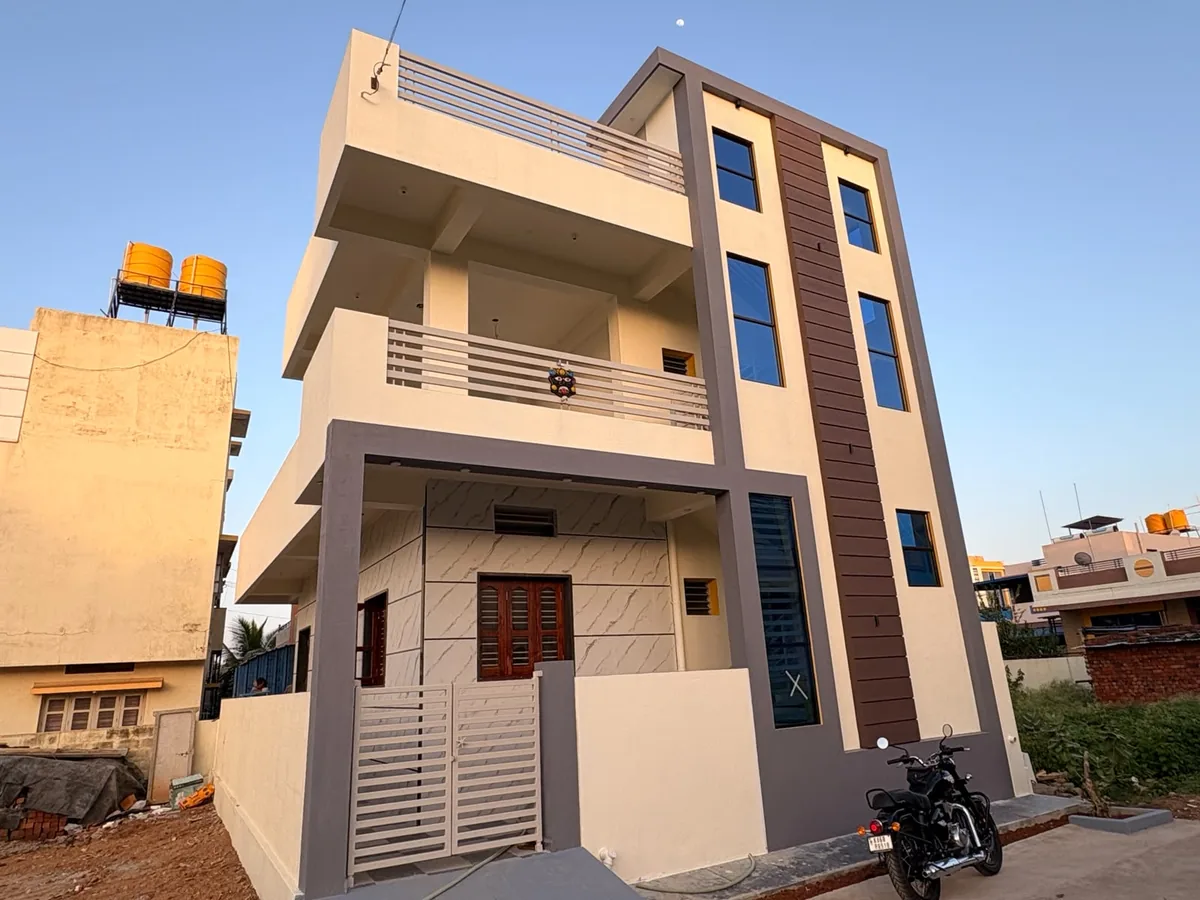 Residence with timber feature panel, Haveri