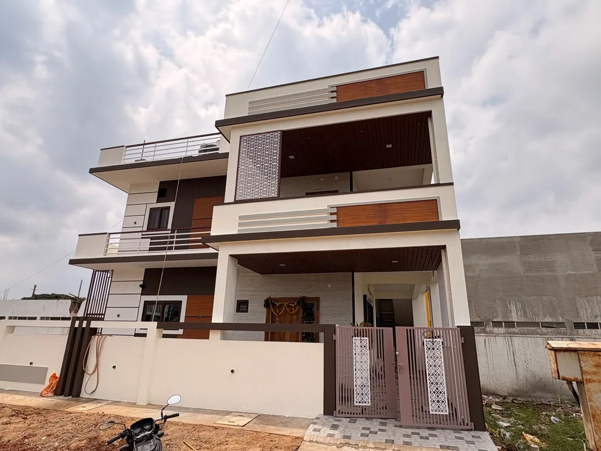 Residence with jali screen balcony, Haveri